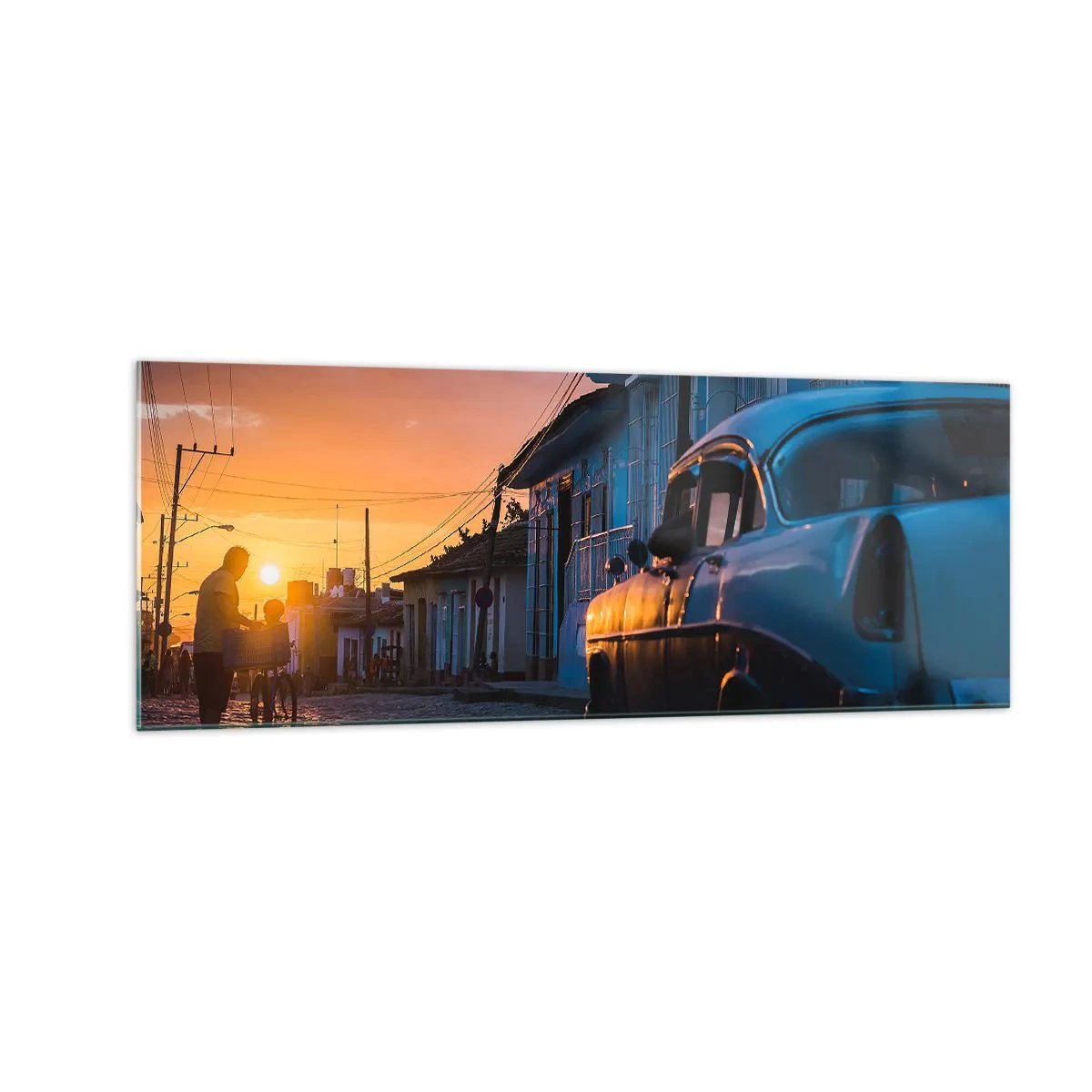 Glasbild - Bild auf glas - Retro-Auto und Fahrrad auf der Straße im Licht der untergehenden Sonne - 140x50cm - Hier vergeht die Zeit - Moderne Wanddekoration für Wohnzimmer und Schlafzimmer ARTTOR