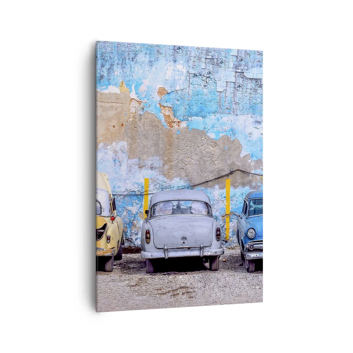 Bild auf Leinwand - Leinwandbild - Alte Autos vor dem Hintergrund einer zerstörten Mauer - 70x100cm - Treffen der Veteranen - Moderne Wanddekoration für Wohnzimmer und Schlafzimmer ARTTOR