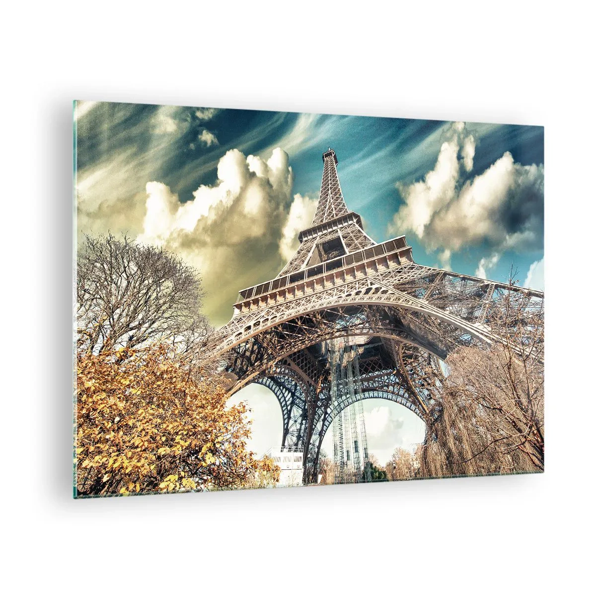 Glasbild - Bild auf glas - Der Eiffelturm in einer Herbstlandschaft vor einem dynamischen Himmel - 70x50cm - Und im Herbst in Paris ... - Moderne Wanddekoration für Wohnzimmer und Schlafzimmer ARTTOR