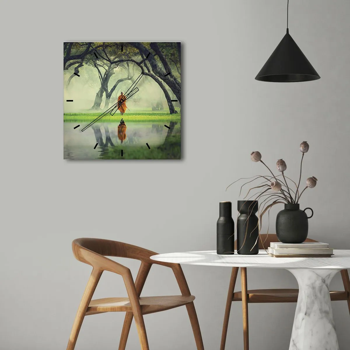 Wanduhr - Glasuhr - Ein Mönch in einer orangefarbenen Robe in einem Wald mit nebligem Hintergrund und Spiegelung im Wasser. - 30x30cm - Auf dem Weg zur Erleuchtung - Moderne Wanddekoration für Wohnzimmer und Schlafzimmer ARTTOR