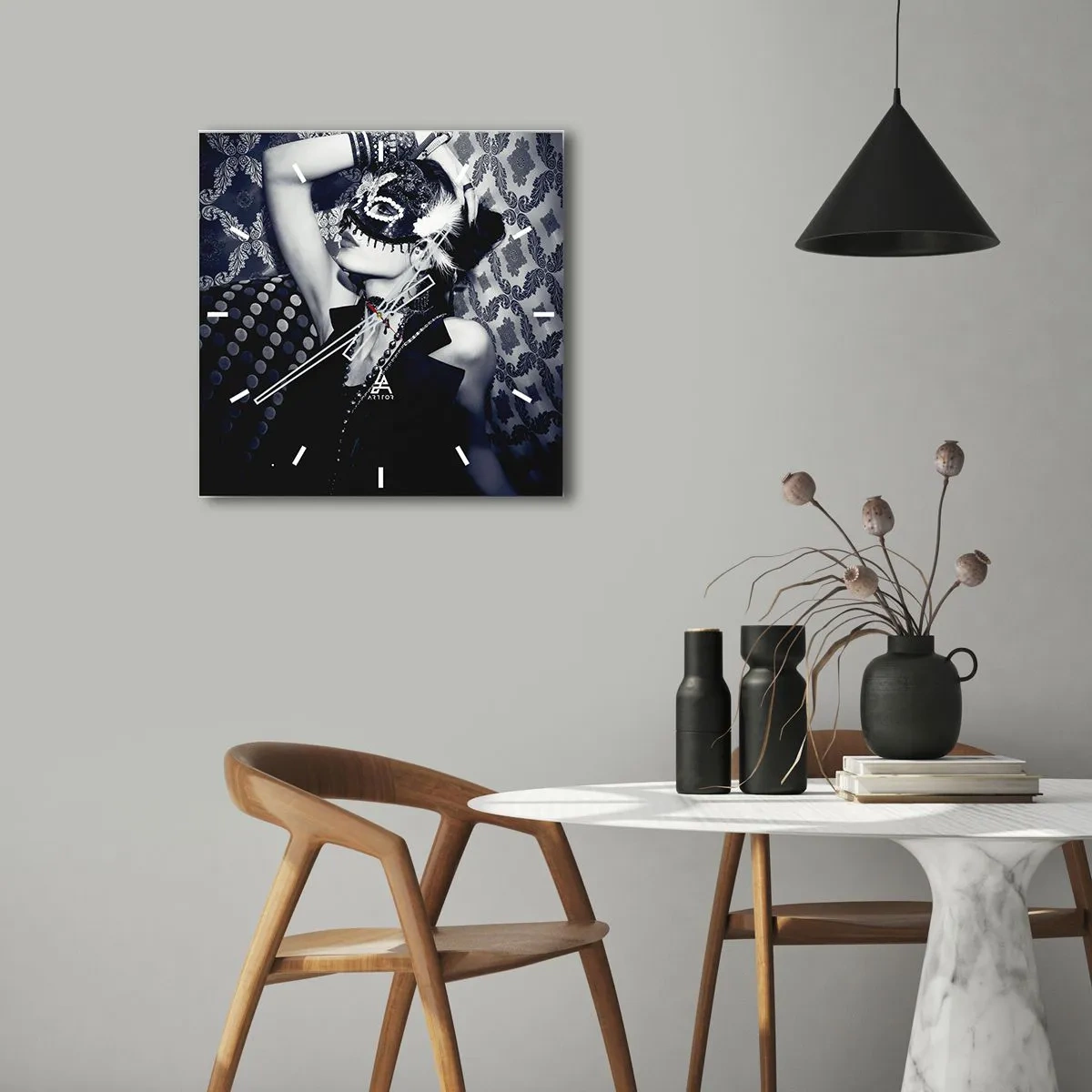Wanduhr - Glasuhr - Eine Frau mit einer venezianischen Maske vor einem Hintergrund aus kunstvollen Mustern. - 30x30cm - Dekorationen, Ornamente, Muster ... - Moderne Wanddekoration für Wohnzimmer und Schlafzimmer ARTTOR