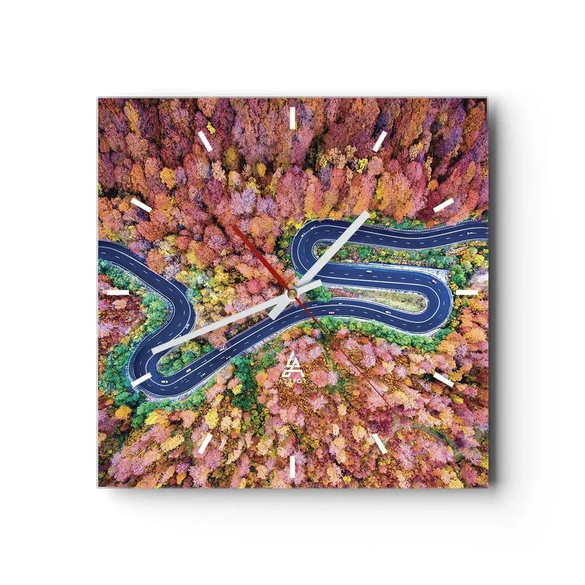 Wanduhr - Glasuhr - Eine kurvenreiche Straße in einem herbstlichen Wald aus der Vogelperspektive gesehen - 30x30cm - Kurvenreicher Weg durch den Wald - Moderne Wanddekoration für Wohnzimmer und Schlafzimmer ARTTOR