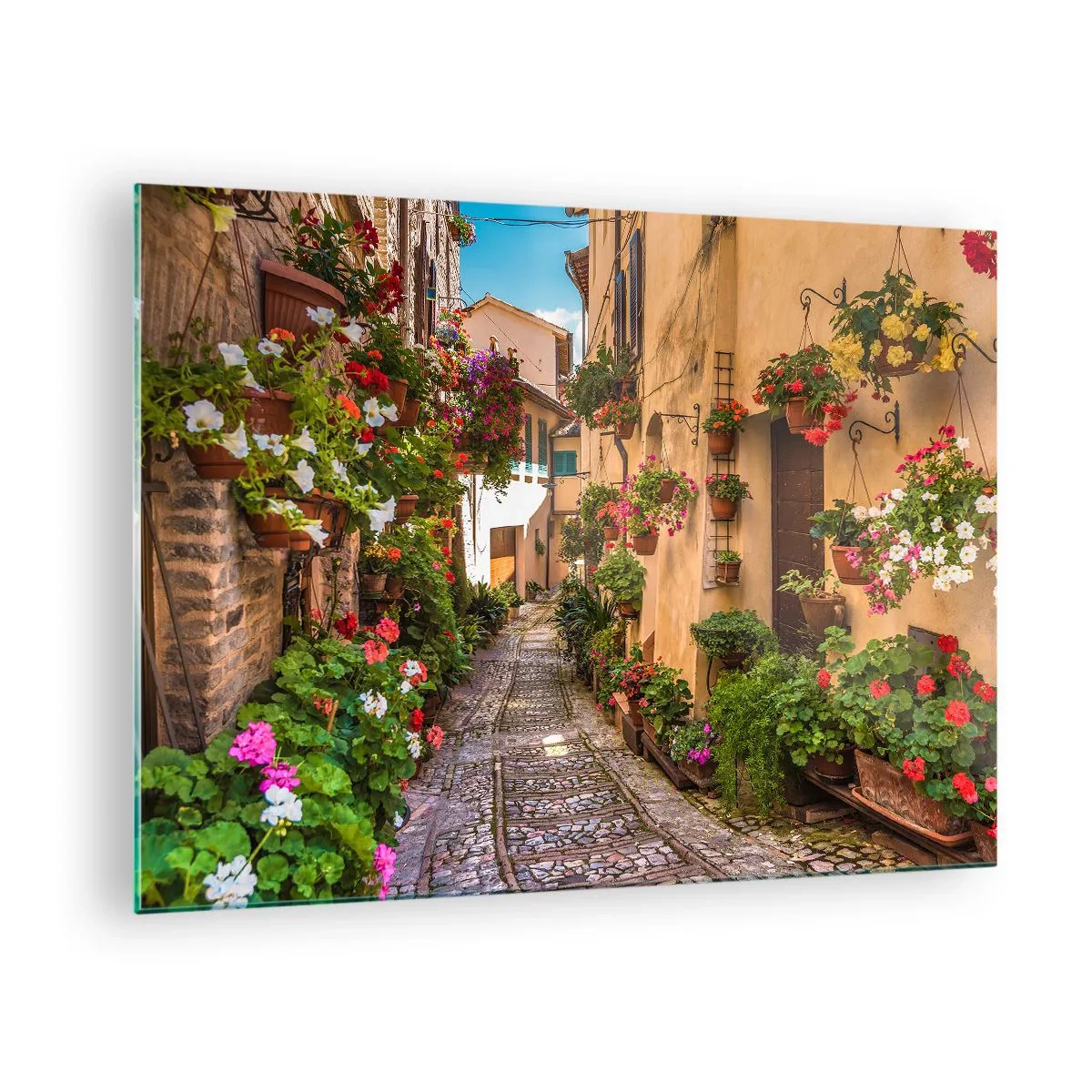 Glasbild - Bild auf glas - Eine charmante italienische Gasse mit Topfblumen und einer Kopfsteinpflasterstraße - 70x50cm - Italienische Gasse - Moderne Wanddekoration für Wohnzimmer und Schlafzimmer ARTTOR
