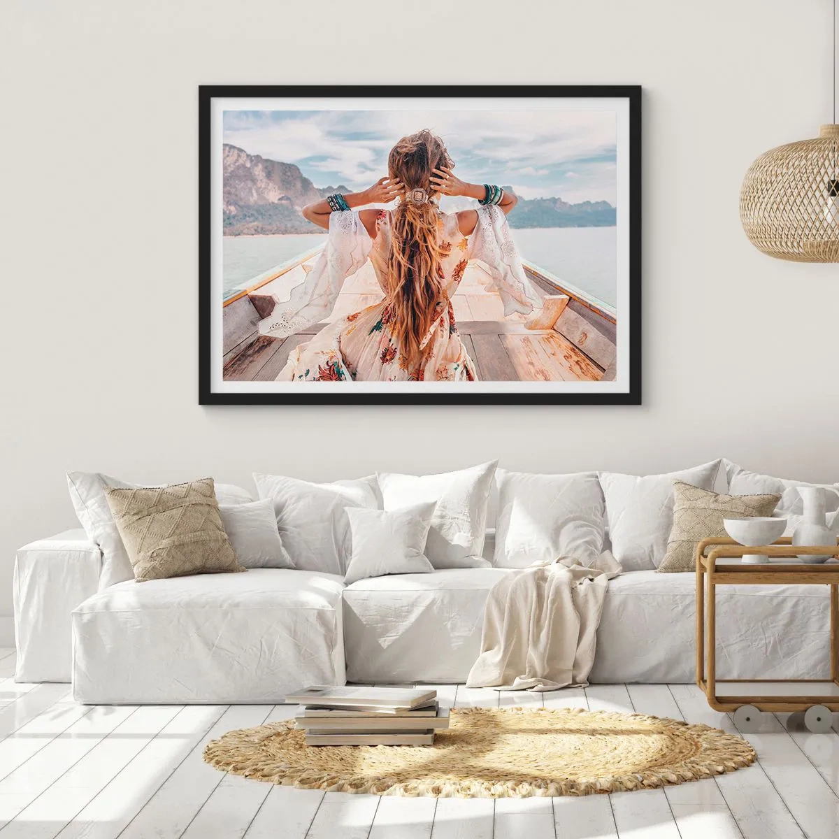 Poster in einem schwarzem Rahmen - Frau auf einem Boot mit Blick auf die Berge und das Wasser, Boho-Stil - 70x50cm - Auf dem Weg zum Glück - Moderne Wanddekoration für Wohnzimmer und Schlafzimmer ARTTOR