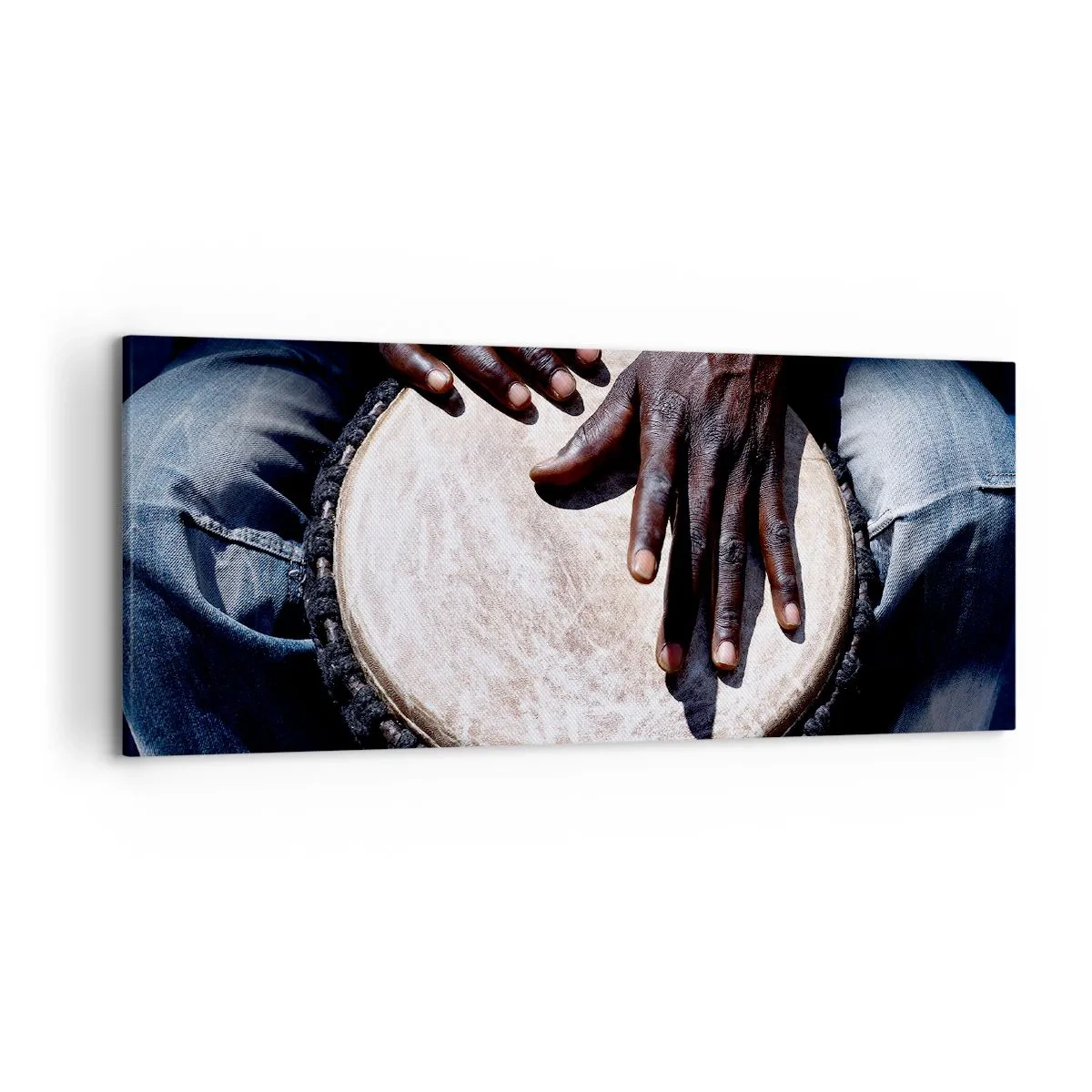 Bild auf Leinwand - Leinwandbild - Hände spielen eine Djembe-Trommel in einer dynamischen Komposition - 120x50cm - Lebe in deinem eigenen Rhythmus - Moderne Wanddekoration für Wohnzimmer und Schlafzimmer ARTTOR