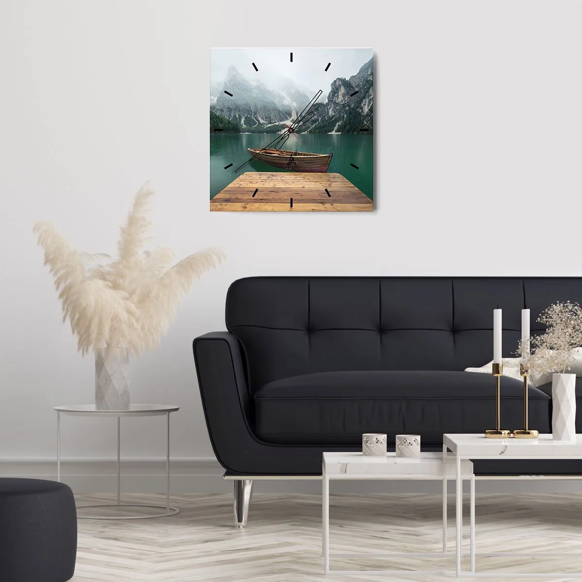 Wanduhr - Glasuhr - Ein Holzboot an einem Pier auf einem von Bergen umgebenen See - 30x30cm - Und die stolzen Felsen der Stirn - Moderne Wanddekoration für Wohnzimmer und Schlafzimmer ARTTOR