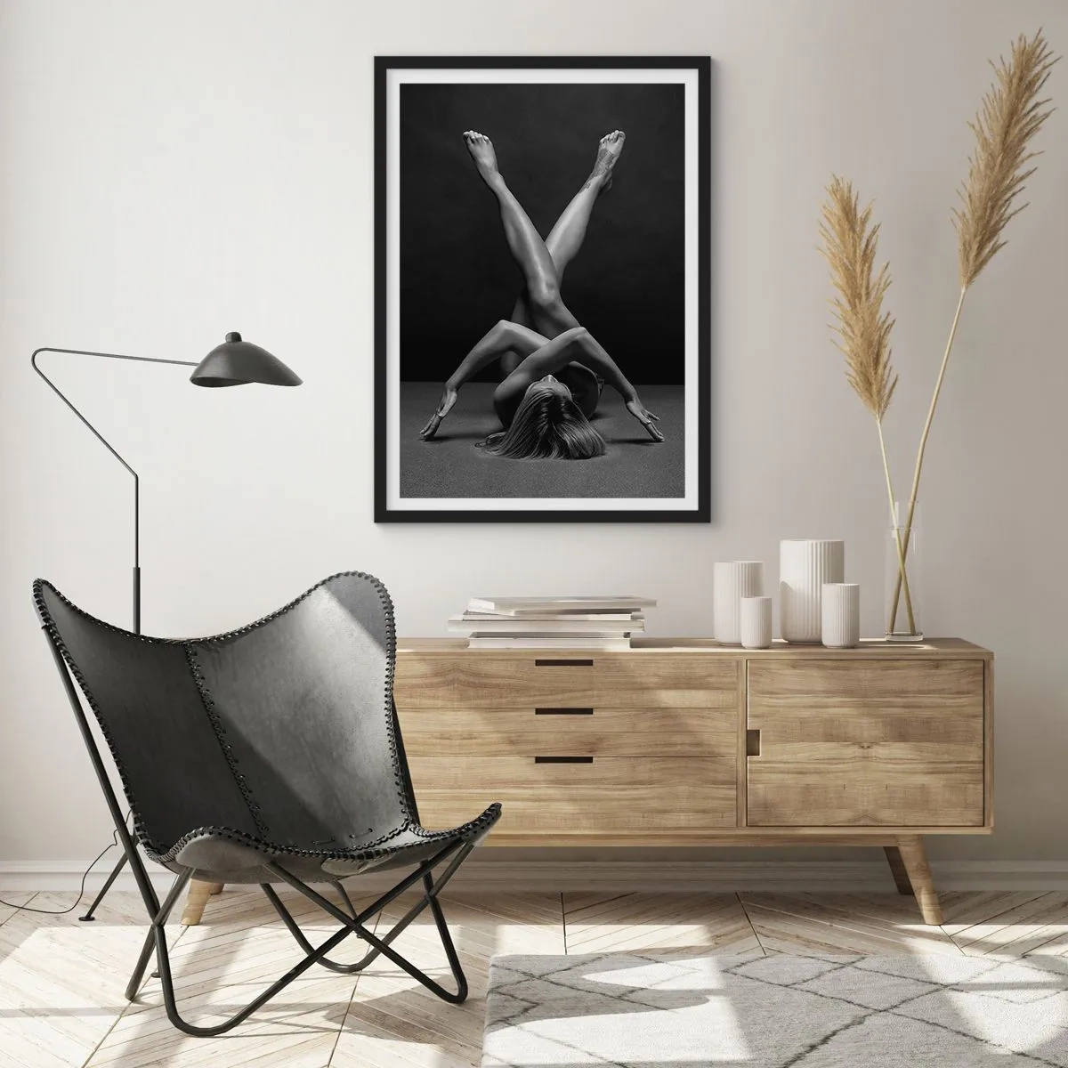 Poster in einem schwarzem Rahmen - Eine künstlerische Interpretation einer weiblichen Silhouette in Schwarzweiß - 50x70cm - Die Geometrie der Nacktheit - Moderne Wanddekoration für Wohnzimmer und Schlafzimmer ARTTOR