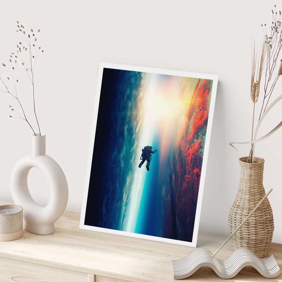 Poster - Astronaut im Weltraum mit der Erde und der Sonne im Hintergrund - 50x70cm - Sich dem Universum stellen - Moderne Wanddekoration für Wohnzimmer und Schlafzimmer ARTTOR