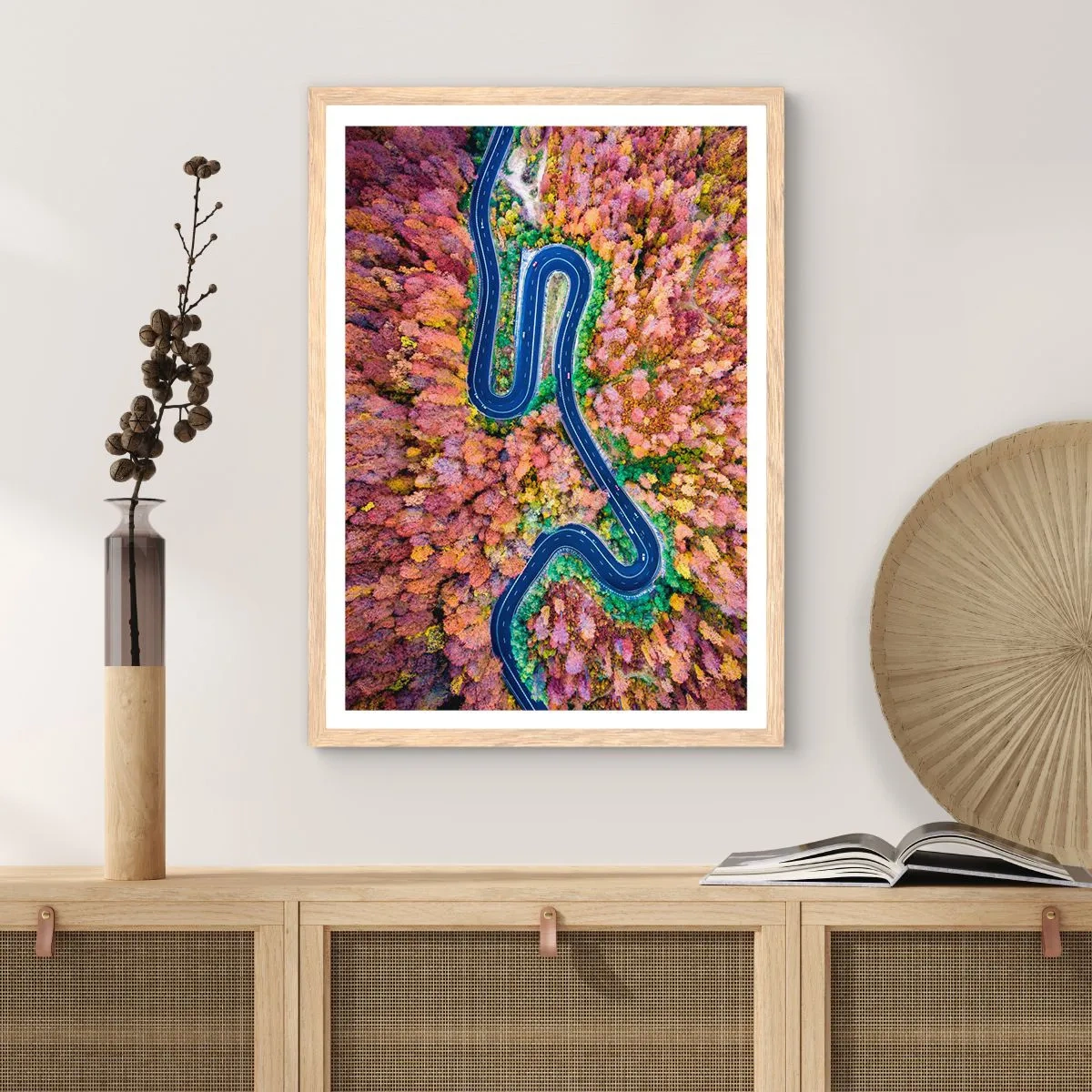 Poster in einem Rahmen aus heller Eiche - Kurvenreicher Weg durch den Wald - 40x50 cm