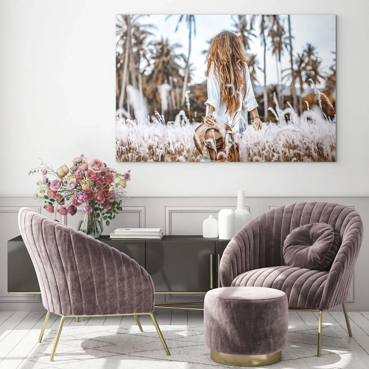 Glasbild - Bild auf glas - Eine Frau im Gras mit einem Hut in der Hand vor einem Hintergrund aus Palmen - 120x80cm - Geboren aus Grasflaum - Moderne Wanddekoration für Wohnzimmer und Schlafzimmer ARTTOR