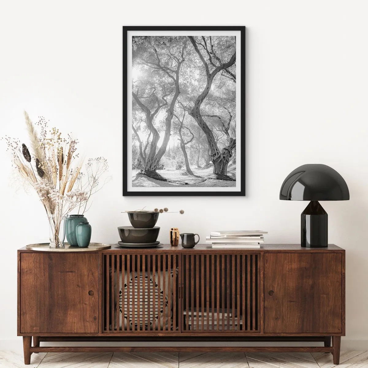 Poster in einem schwarzem Rahmen - Schwarzweißfotografie von gewundenen Bäumen im Sonnenlicht - 50x70cm - Im Olivenhain - Moderne Wanddekoration für Wohnzimmer und Schlafzimmer ARTTOR