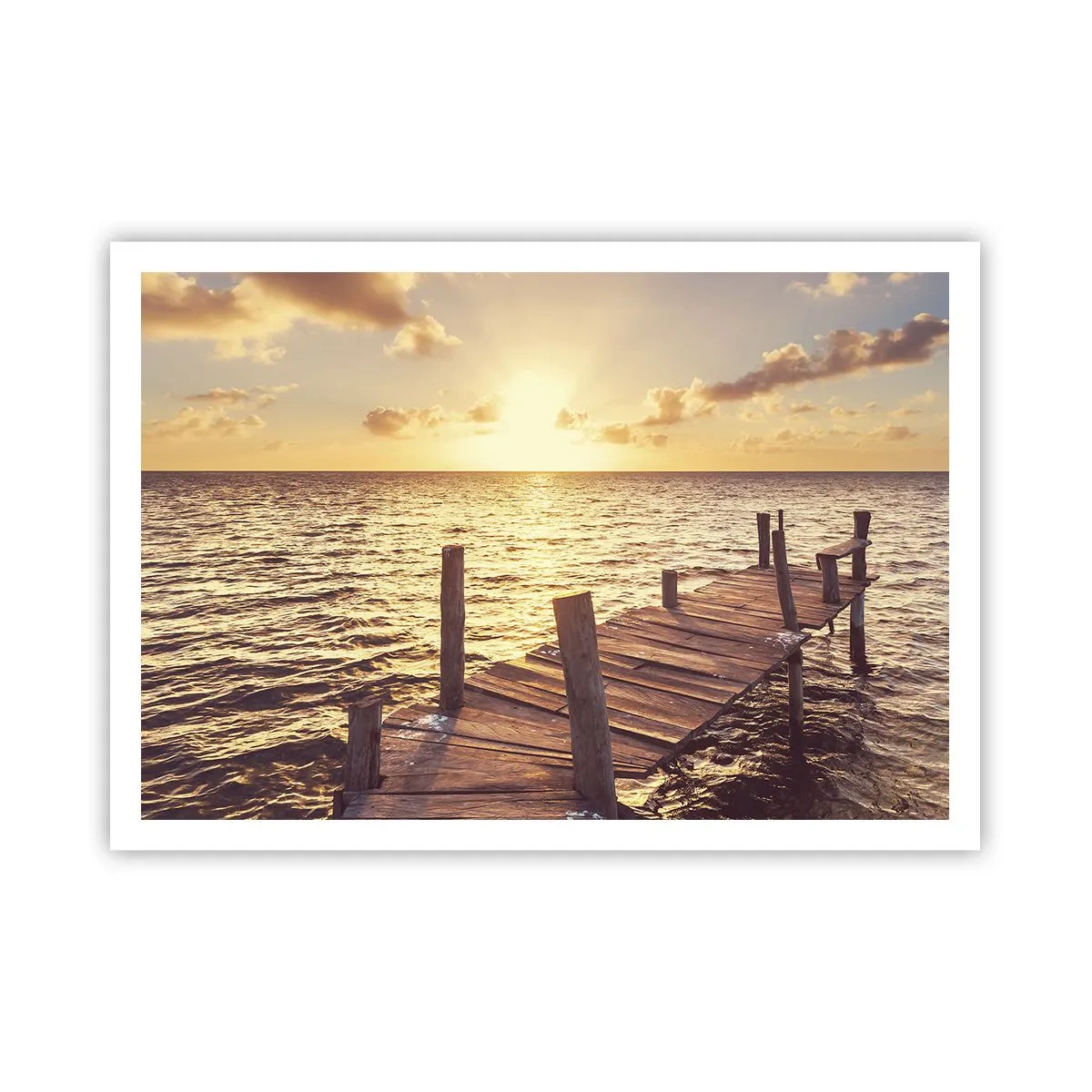 Poster - Ein Holzsteg führt in Richtung Sonnenuntergang - 100x70cm - Das goldene Land der Sanftmut - Moderne Wanddekoration für Wohnzimmer und Schlafzimmer ARTTOR