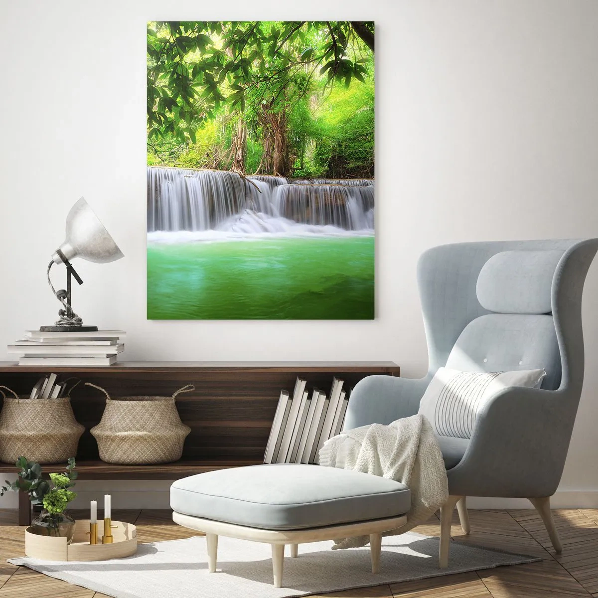Glasbild - Bild auf glas - Ein grüner Wasserfall, umgeben von dichter tropischer Vegetation - 70x100cm - Eine Kaskade in Grün - Moderne Wanddekoration für Wohnzimmer und Schlafzimmer ARTTOR