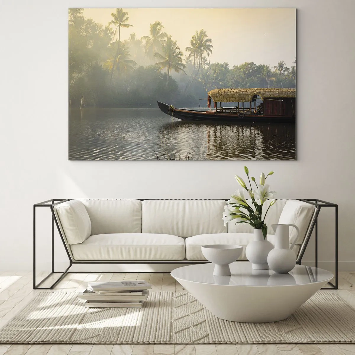 Glasbild - Bild auf glas - Ein Boot auf einem ruhigen Fluss, umgeben von Palmen am Morgen - 70x50cm - Haus am Fluss - Moderne Wanddekoration für Wohnzimmer und Schlafzimmer ARTTOR