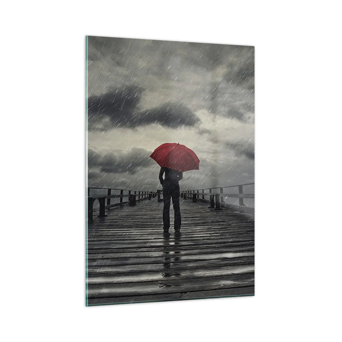 Glasbild - Bild auf glas - Ein Mann mit einem roten Regenschirm auf einem Holzsteg im Regen. - 50x70cm - Es ist egal, dass es regnet - Moderne Wanddekoration für Wohnzimmer und Schlafzimmer ARTTOR