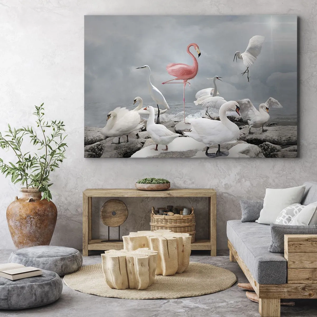 Bild auf Leinwand - Leinwandbild - Ein rosa Flamingo zwischen weißen Schwänen vor der Kulisse eines Sees - 70x50cm - Wie kam ich hier hin? - Moderne Wanddekoration für Wohnzimmer und Schlafzimmer ARTTOR