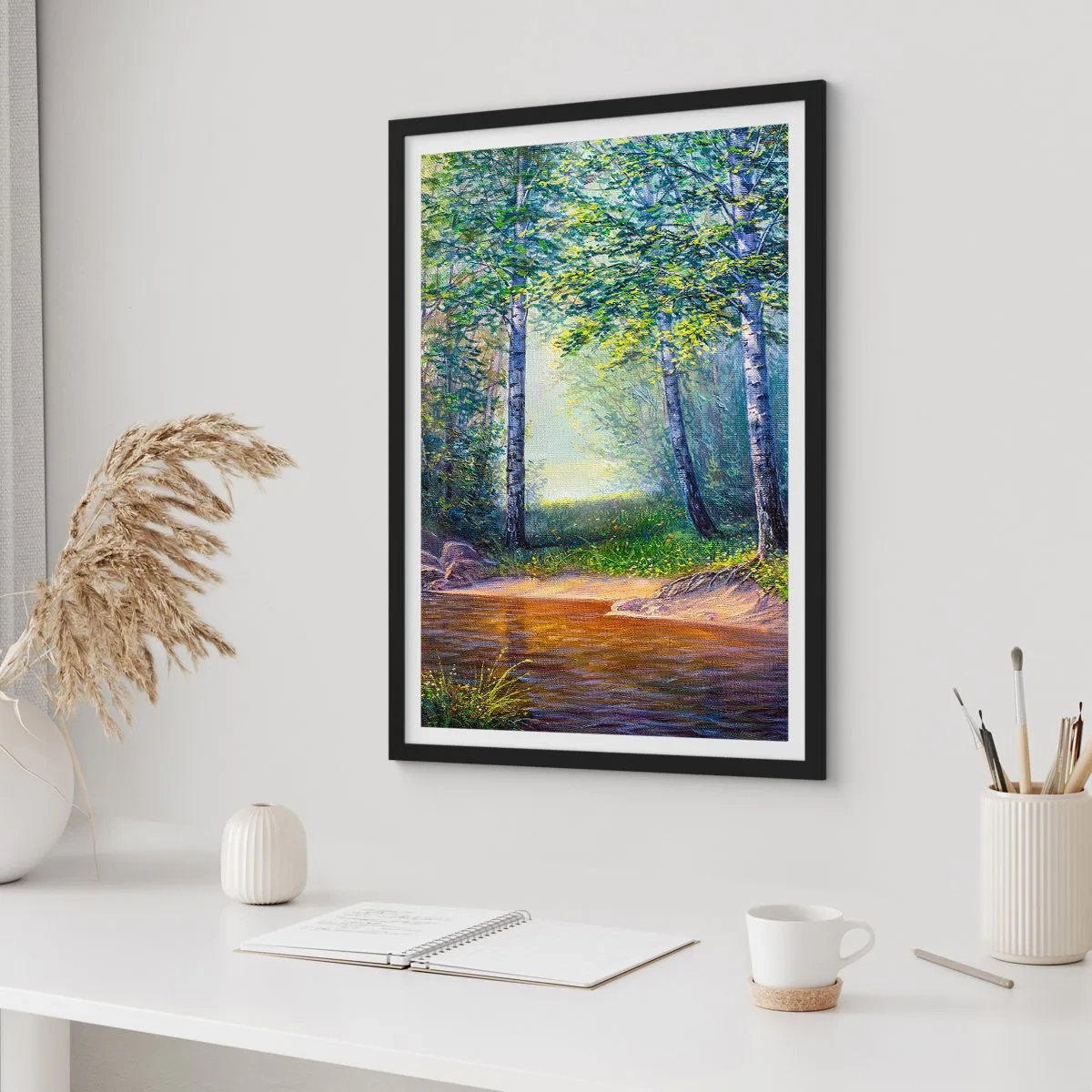 Poster in einem schwarzem Rahmen - Eine Waldlichtung mit Birken und einem Bach in den Strahlen der Sonne - 50x70cm - Idyllische Landschaft - Moderne Wanddekoration für Wohnzimmer und Schlafzimmer ARTTOR
