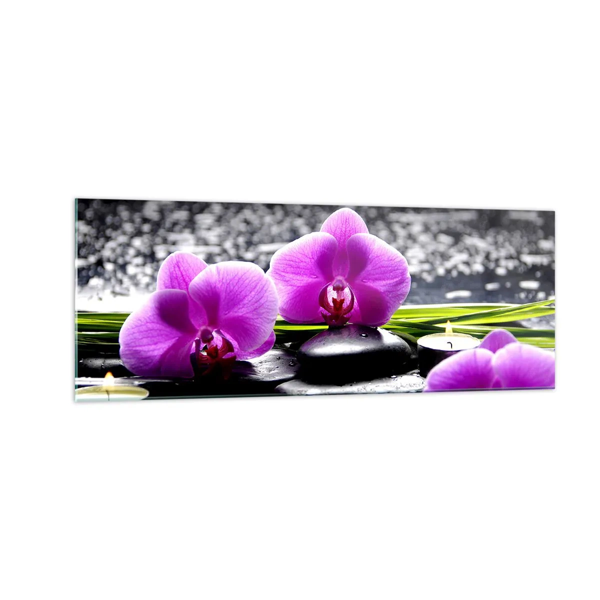 Glasbild - Bild auf glas - Lila Orchideen vor einem Hintergrund aus Steinen und Kerzen in einer entspannenden Umgebung - 140x50cm - In Ruhe ertrinken - Moderne Wanddekoration für Wohnzimmer und Schlafzimmer ARTTOR