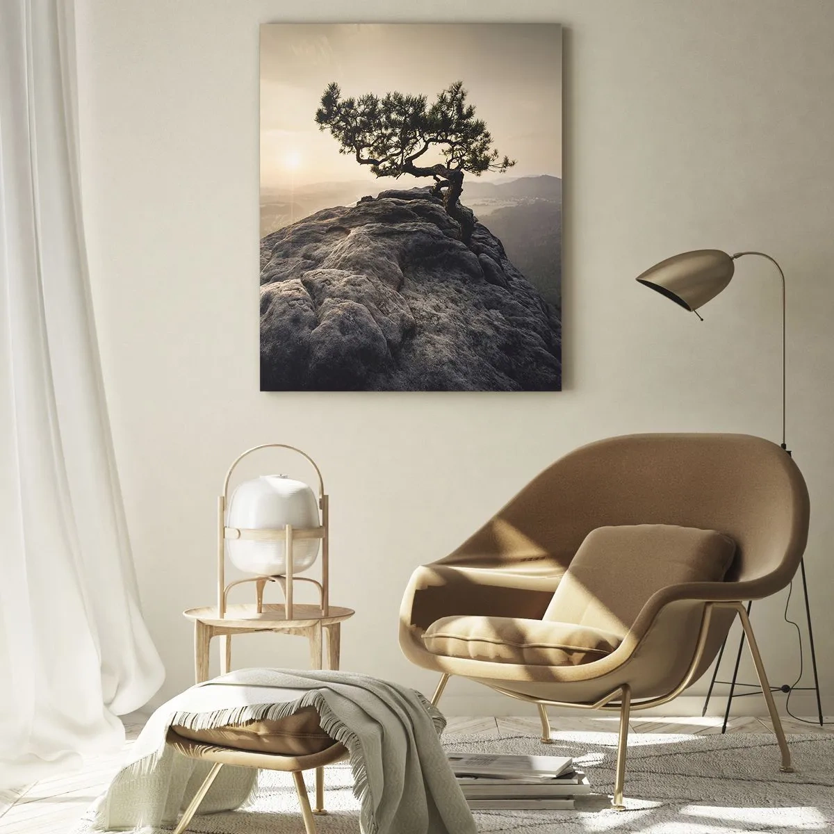 Glasbild - Bild auf glas - Ein einsamer Baum auf einem felsigen Gipfel im Sonnenlicht - 70x100cm - Das Leben gewinnt immer - Moderne Wanddekoration für Wohnzimmer und Schlafzimmer ARTTOR