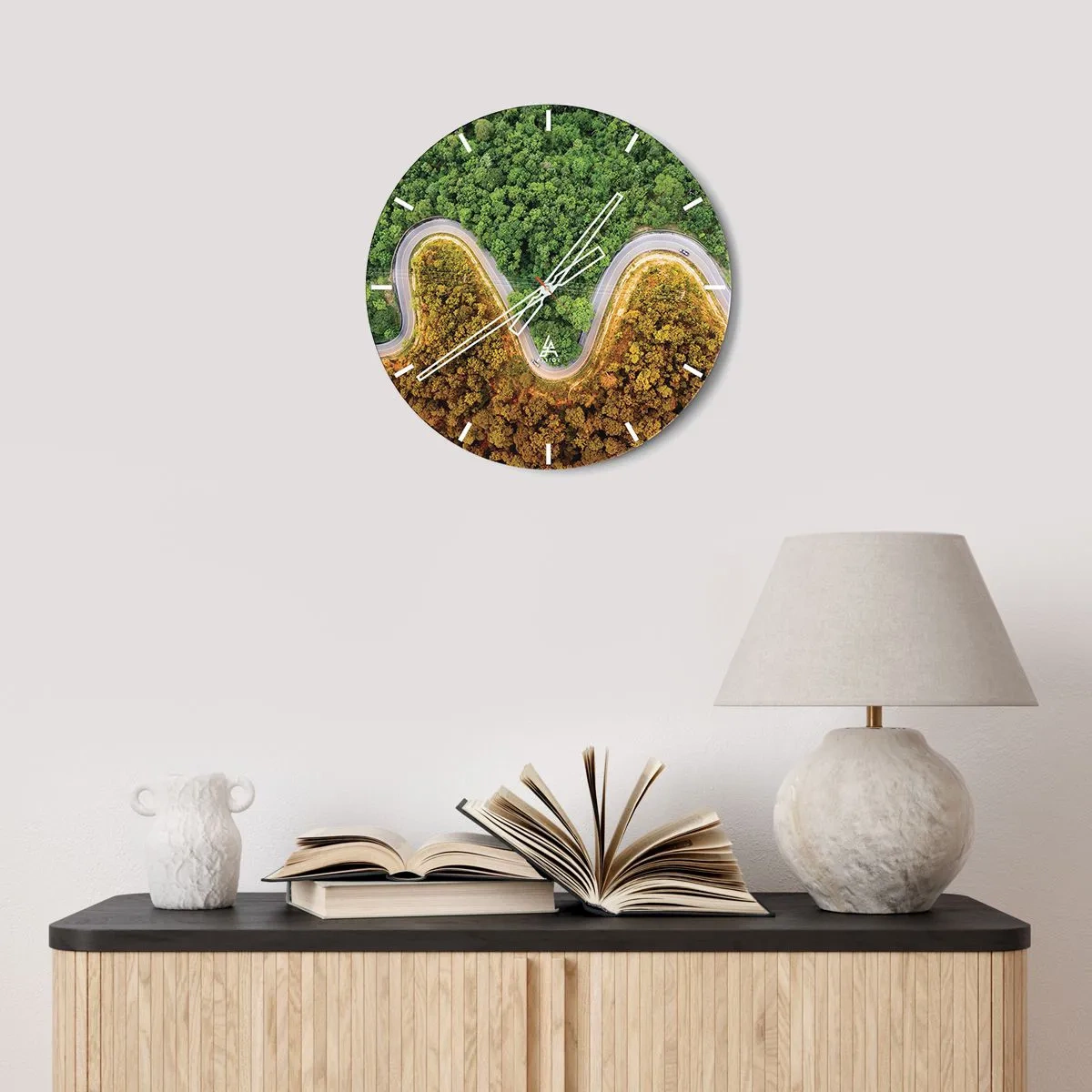 Wanduhr - Glasuhr - Eine kurvenreiche Asphaltstraße, die durch den Wald führt, von oben gesehen - 30x30cm - Grenzen und Durchbrüche - Moderne Wanddekoration für Wohnzimmer, Küche und Schlafzimmer ARTTOR