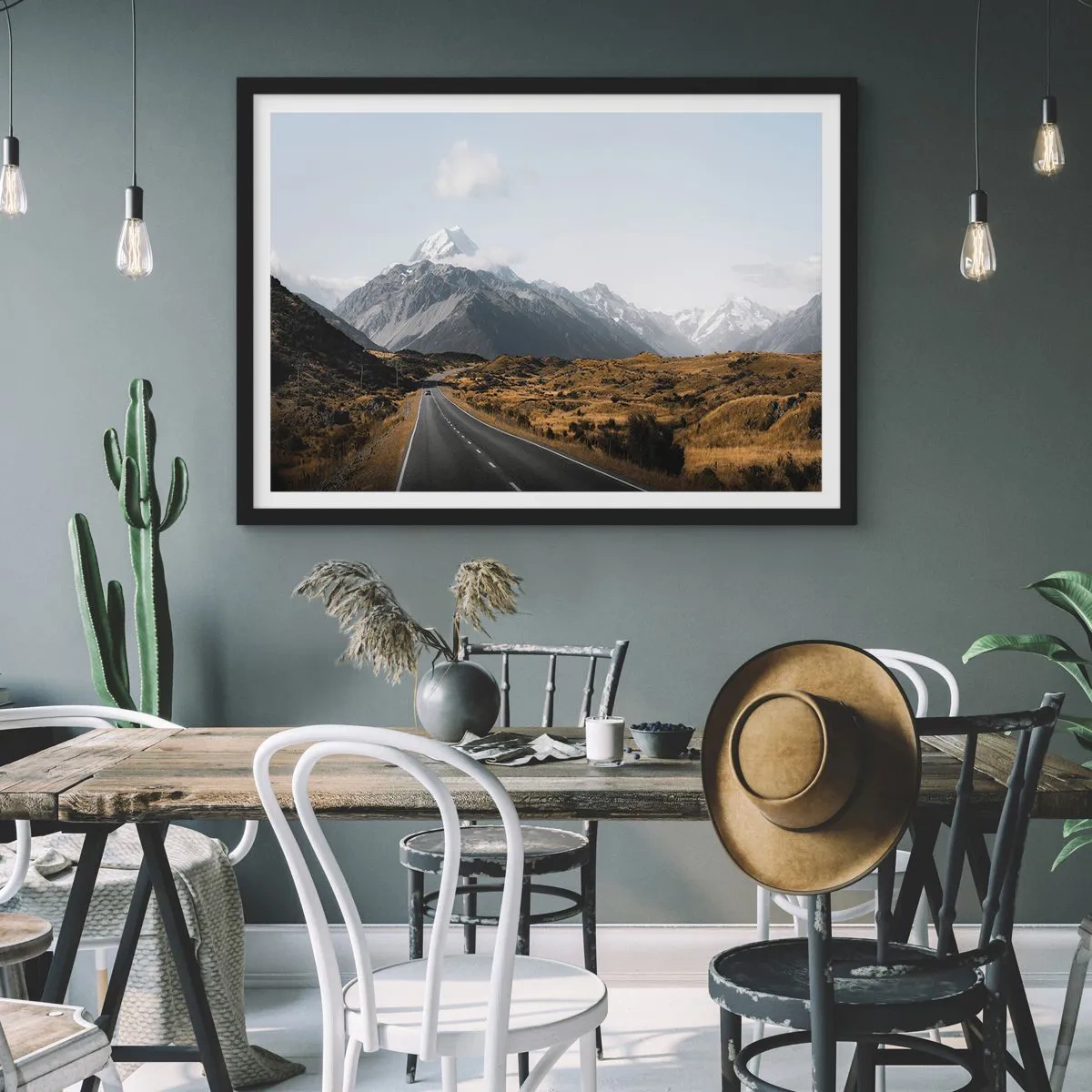 Poster in einem schwarzem Rahmen - Eine Straße in den Bergen, umgeben von einer malerischen Landschaft - 100x70cm - Der Weg ins Herz der Berge - Moderne Wanddekoration für Wohnzimmer und Schlafzimmer ARTTOR