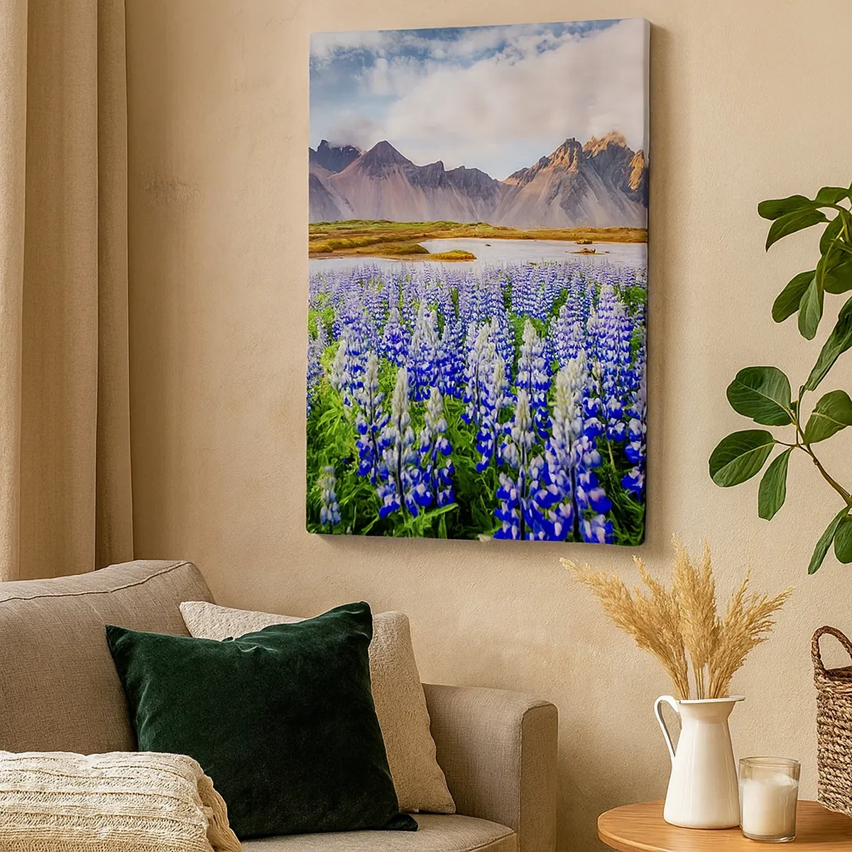 Bild auf Leinwand - Leinwandbild - Blumen in einer Berglandschaft mit malerischem Himmel - 50x70cm - Kraft und Strenge neben Sanftmut - Moderne Wanddekoration für Wohnzimmer und Schlafzimmer ARTTOR