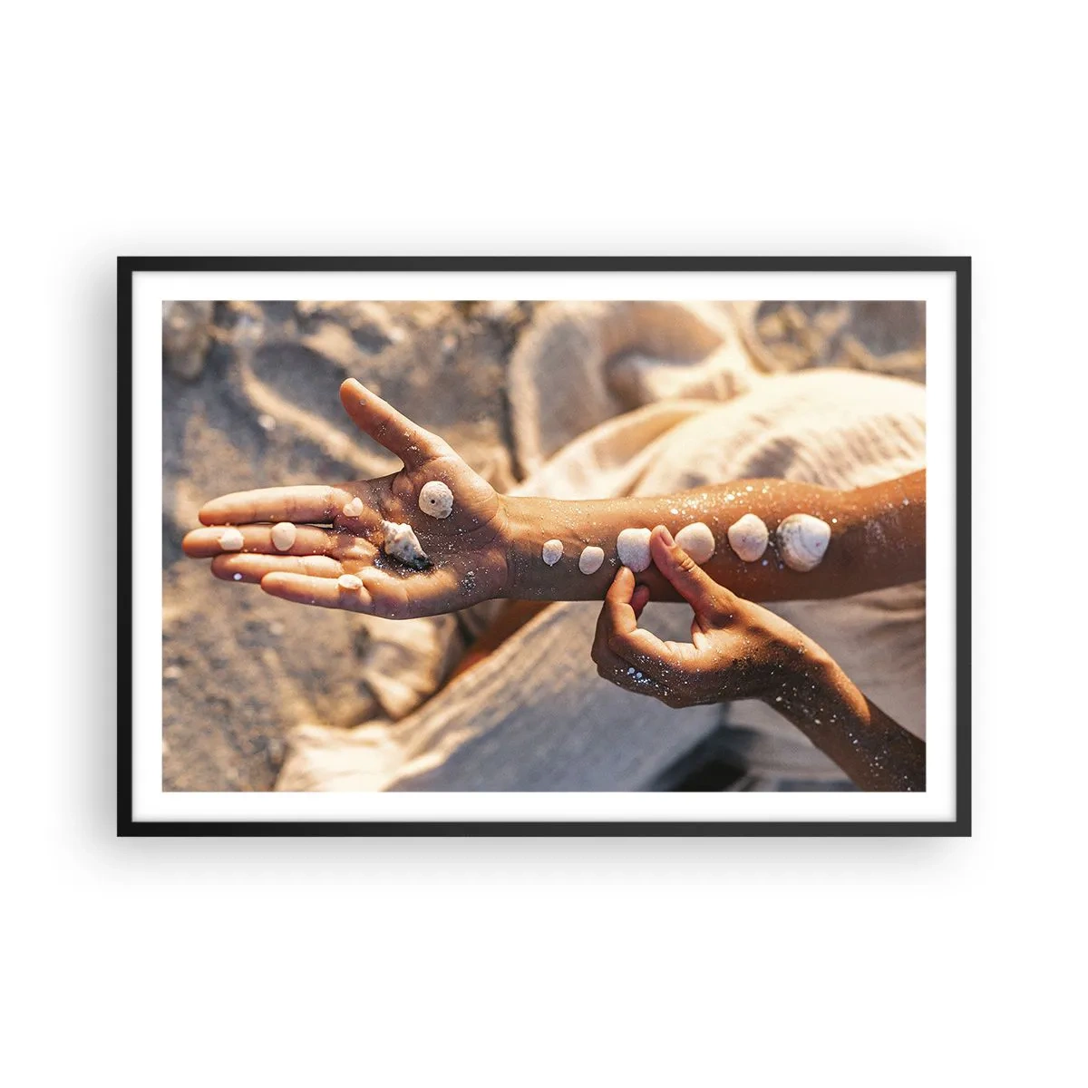 Poster in einem schwarzem Rahmen - Schönheit an Ihren Fingerspitzen - 91x61 cm