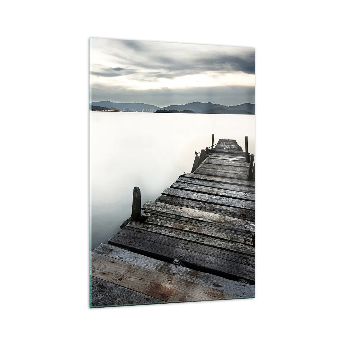 Glasbild - Bild auf glas - Eine Holzbrücke, die zu einem ruhigen See führt - 70x100cm - Tauchen Sie ein in Ruhe - Moderne Wanddekoration für Wohnzimmer und Schlafzimmer ARTTOR