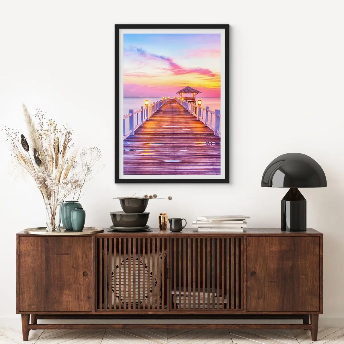Poster in einem schwarzem Rahmen - Ein Pier mit einem Pavillon, beleuchtet von der untergehenden Sonne - 50x70cm - Die lila-goldene Stille des Abends - Moderne Wanddekoration für Wohnzimmer und Schlafzimmer ARTTOR
