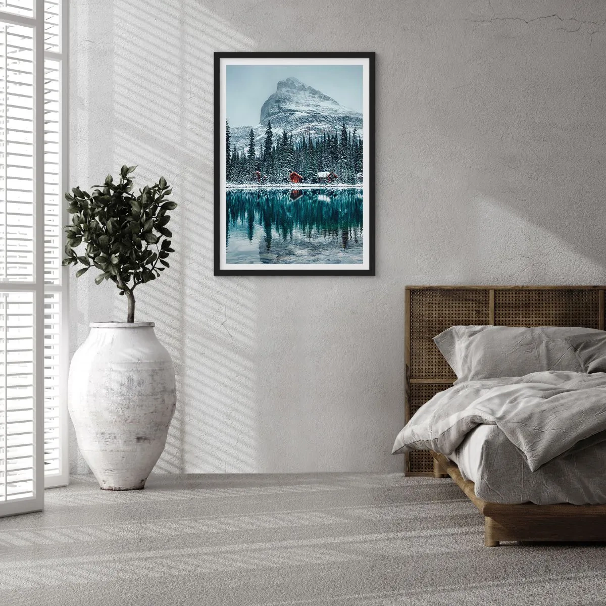 Poster in einem schwarzem Rahmen - Winterlandschaft mit Hütten am See und einem Berg im Hintergrund - 50x70cm - Kanadischer Rückzug - Moderne Wanddekoration für Wohnzimmer und Schlafzimmer ARTTOR