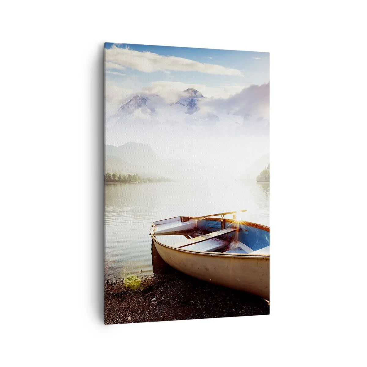 Bild auf Leinwand - Leinwandbild - Ein Boot am Ufer eines Sees mit Blick auf die Berge am Morgen - 80x120cm - Am tollen und klaren Wasser - Moderne Wanddekoration für Wohnzimmer und Schlafzimmer ARTTOR