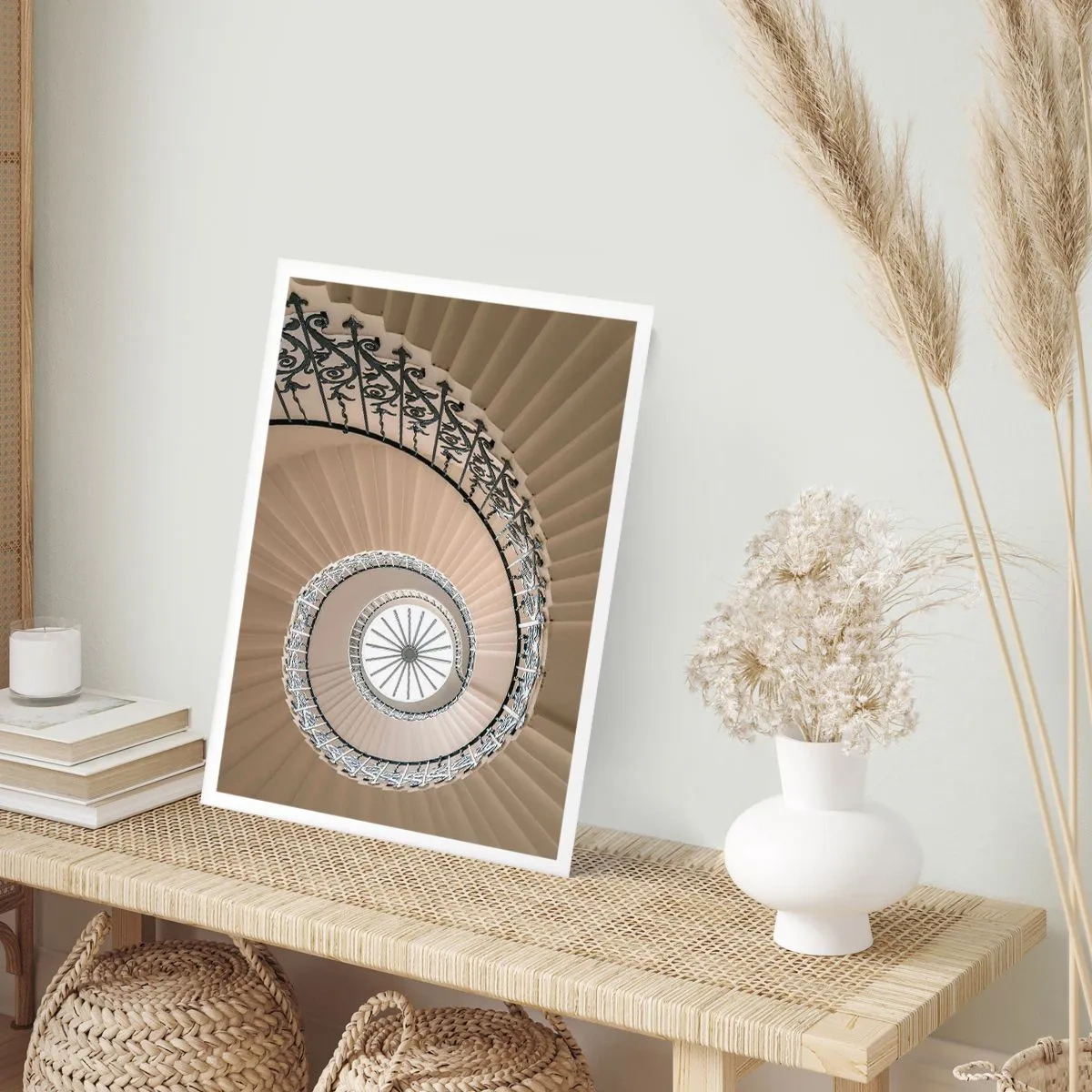 Poster - Foto einer Wendeltreppe mit dekorativer Balustrade - 50x70cm - Im Inneren der Muschel - Moderne Wanddekoration für Wohnzimmer und Schlafzimmer ARTTOR