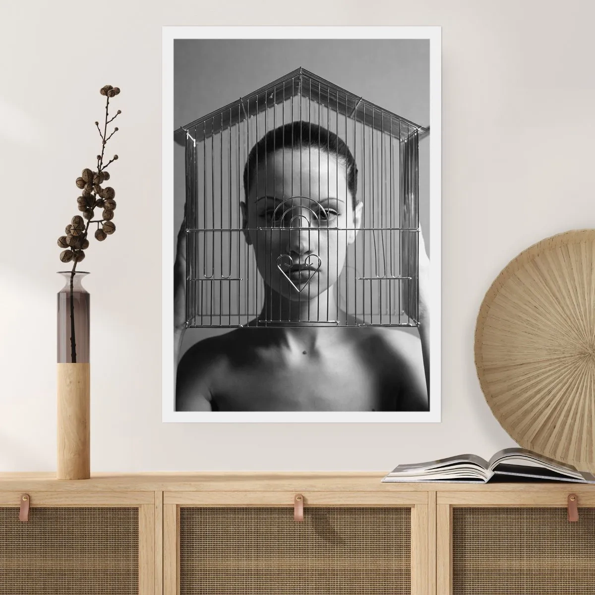 Poster - Frau hinter Metallkäfig mit Herz in Schwarz und Weiß - 50x70cm - Ein leicht surreales Portrait - Moderne Wanddekoration für Wohnzimmer und Schlafzimmer ARTTOR