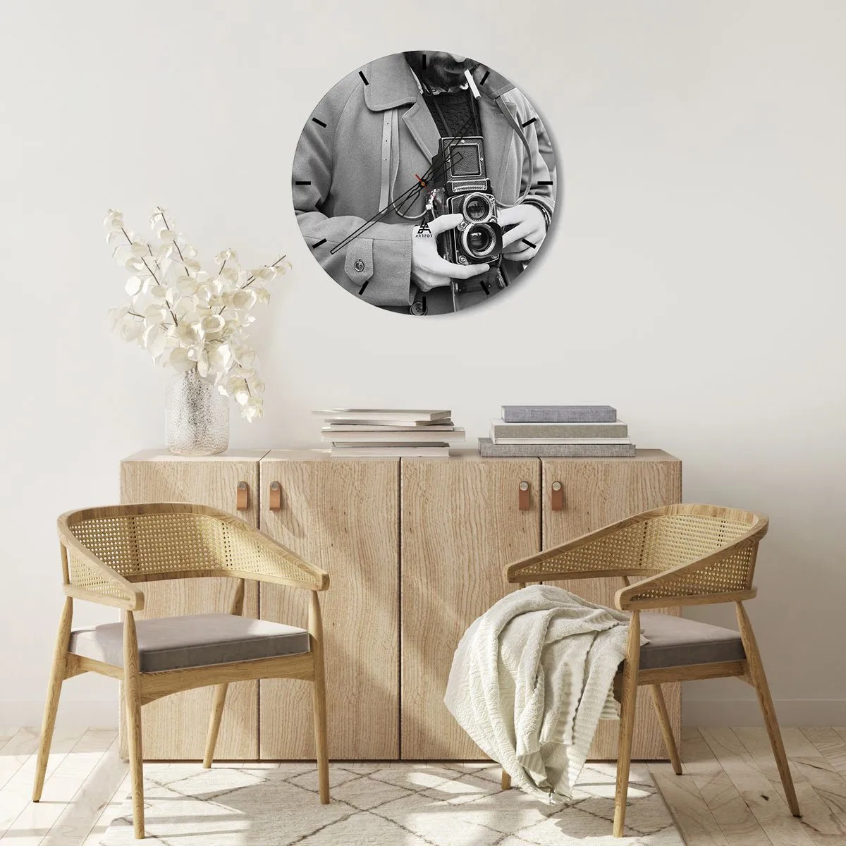 Wanduhr - Glasuhr - Mann mit einer analogen Retro-Kamera - 30x30cm - Retro-Stil - Moderne Wanddekoration für Wohnzimmer, Küche und Schlafzimmer ARTTOR