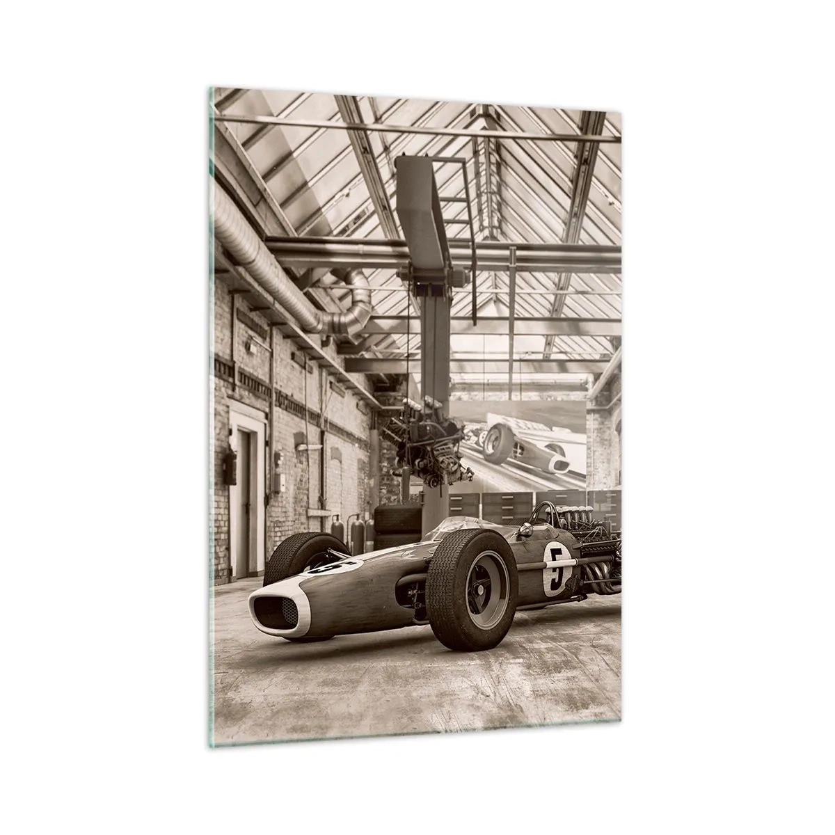 Glasbild - Bild auf glas - Ein Oldtimer-Rennwagen in einer Industriehalle - 50x70cm - Die Siegerruhe - Moderne Wanddekoration für Wohnzimmer und Schlafzimmer ARTTOR