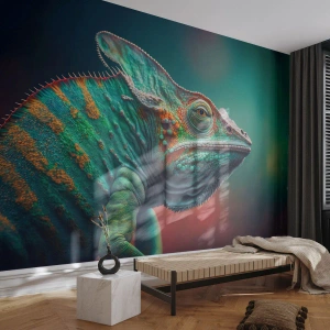 Fototapete Premium Sand - Ein buntes Chamäleon auf einem Hintergrund in Grün- und Rottönen. - 100x70cm - Siehst du mich? Nicht gut… - Moderne Wanddekoration für Wohnzimmer und Schlafzimmer ARTTOR