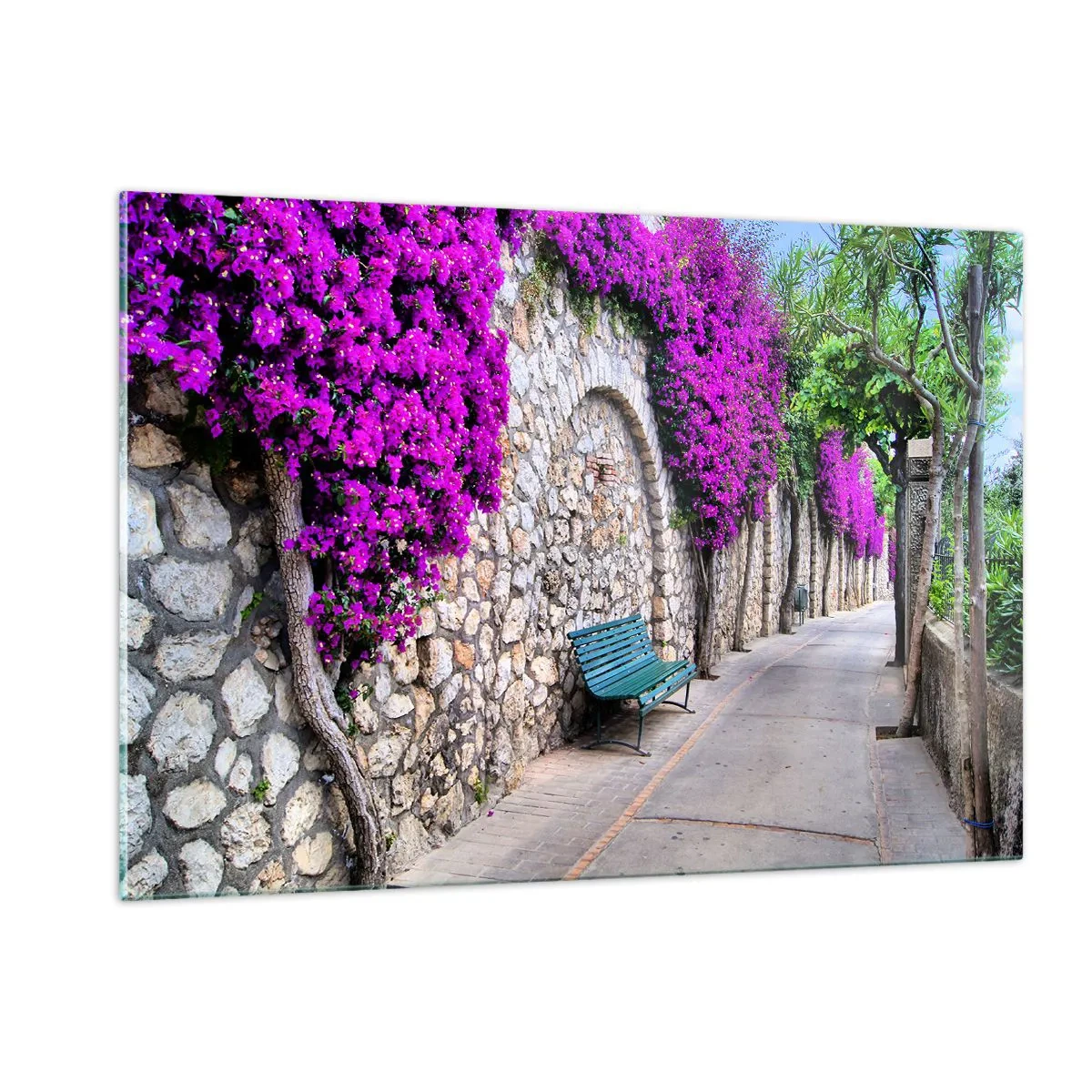 Glasbild - Bild auf glas - Eine Steinmauer mit lila Blumen und eine Bank am Weg - 120x80cm - Lass uns so schnell wie möglich treffen - Moderne Wanddekoration für Wohnzimmer und Schlafzimmer ARTTOR