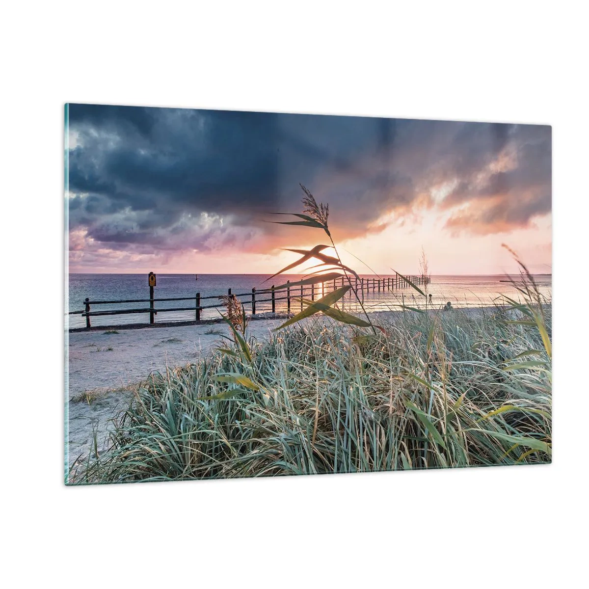 Glasbild - Bild auf glas - Der Strand bei Sonnenuntergang mit Blick auf den Pier, umgeben von Gras - 120x80cm - Es vergeht nicht mit dem Wind - Moderne Wanddekoration für Wohnzimmer und Schlafzimmer ARTTOR