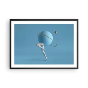 Poster in einem schwarzem Rahmen - Eine blaue Kugel mit einer Umlaufbahn und menschlichen Beinen vor dem Himmel - 70x50cm - Und die Planeten spielen verrückt - Moderne Wanddekoration für Wohnzimmer und Schlafzimmer ARTTOR