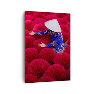 Bild auf Leinwand - Leinwandbild - Eine Frau mit traditionellem Hut zwischen roten Räucherstäbchen - 50x70cm - Im Reisfeld - Moderne Wanddekoration für Wohnzimmer und Schlafzimmer ARTTOR