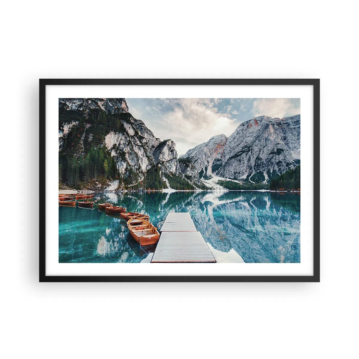 Poster in einem schwarzem Rahmen - Ein See mit Booten, umgeben von Bergen - 70x50cm - Wir zeigen Ihnen Schönheit - Moderne Wanddekoration für Wohnzimmer und Schlafzimmer ARTTOR