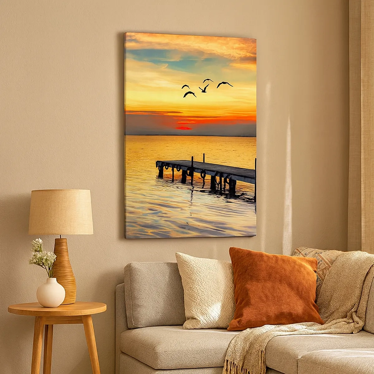 Bild auf Leinwand - Leinwandbild - Sonnenuntergang mit einem Segelboot und Pier auf einem ruhigen See - 50x70cm - Abendrückkehr - Moderne Wanddekoration für Wohnzimmer und Schlafzimmer ARTTOR