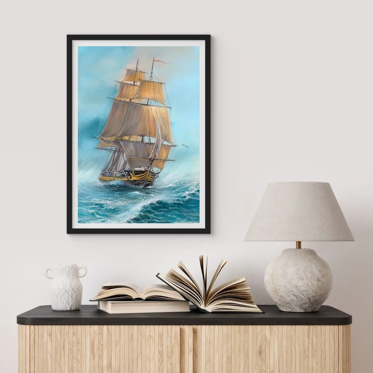 Poster in einem schwarzem Rahmen - Ein Segelschiff, das in realistischem Stil durch eine stürmische See segelt - 50x70cm - Über die Wellen gleiten - Moderne Wanddekoration für Wohnzimmer und Schlafzimmer ARTTOR