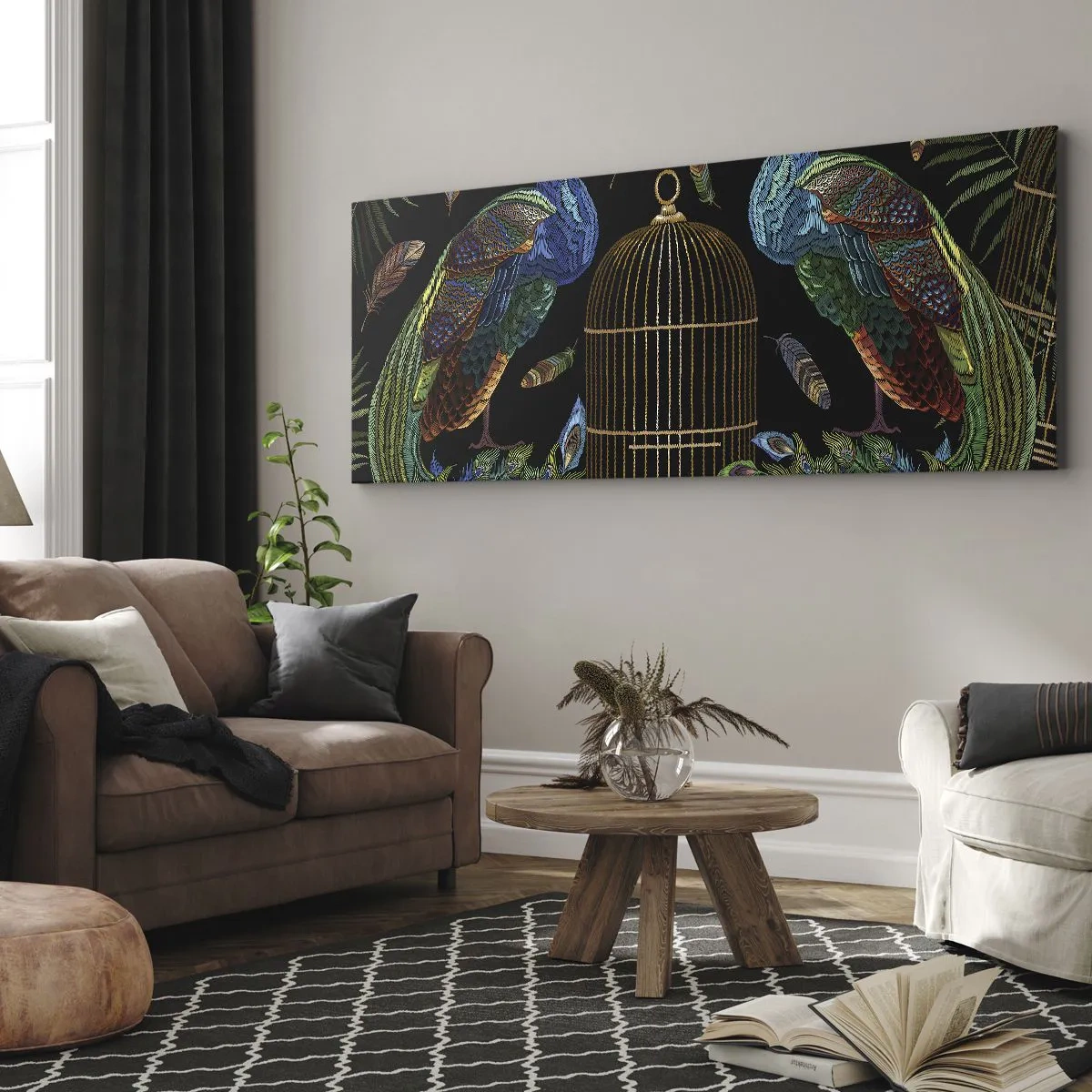 Bild auf Leinwand - Leinwandbild - Pfauen neben einem goldenen Käfig auf schwarzem Hintergrund - 140x50cm - In königlichen Gewändern - Moderne Wanddekoration für Wohnzimmer und Schlafzimmer ARTTOR