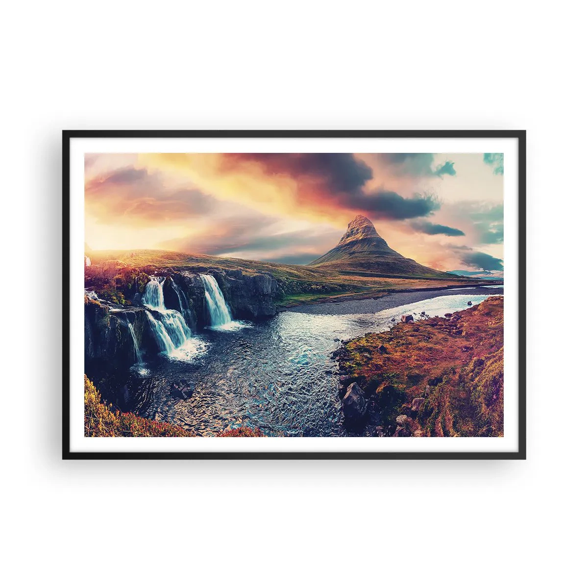 Poster in einem schwarzem Rahmen - Blick auf den Wasserfall und die Berge im Licht der untergehenden Sonne - 100x70cm - In der Majestät der Natur - Moderne Wanddekoration für Wohnzimmer und Schlafzimmer ARTTOR