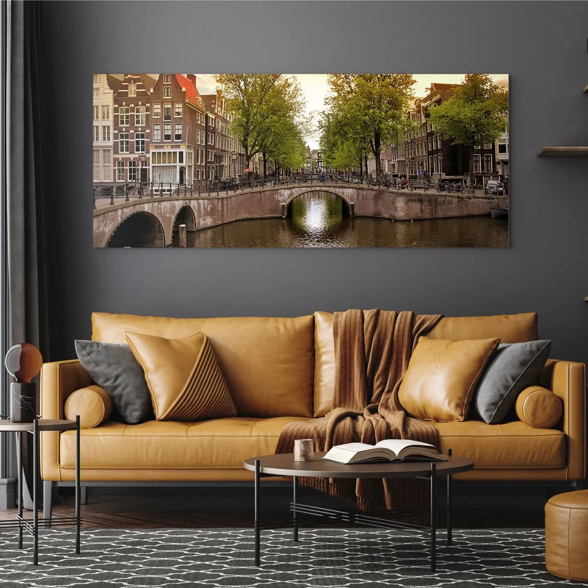 Glasbild - Bild auf glas - Ein Kanal in Amsterdam, umgeben von historischen Mietshäusern - 160x50cm - Mit dem Boot oder mit dem Fahrrad? - Moderne Wanddekoration für Wohnzimmer und Schlafzimmer ARTTOR