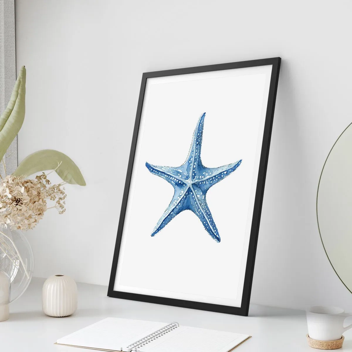 Poster in einem schwarzem Rahmen - Blauer Seestern auf weißem Hintergrund - 50x70cm - Stern des Meeres - Moderne Wanddekoration für Wohnzimmer und Schlafzimmer ARTTOR