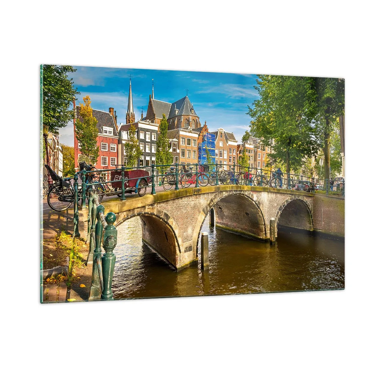 Glasbild - Bild auf glas - Eine Brücke über einen Kanal, umgeben von historischer Architektur und Grün - 120x80cm - Frühling am Kanal - Moderne Wanddekoration für Wohnzimmer und Schlafzimmer ARTTOR