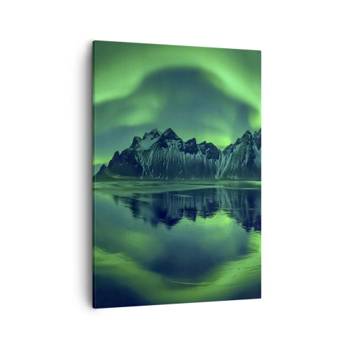 Bild auf Leinwand - Leinwandbild - Berge, umgeben von Polarlichtern, die sich im Wasser spiegeln - 50x70cm - In den Armen der Aurora - Moderne Wanddekoration für Wohnzimmer und Schlafzimmer ARTTOR