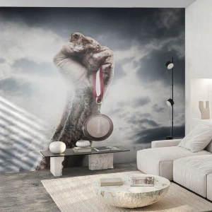 Fototapete Premium Sand - Eine siegreiche Faust mit einer Medaille vor einem dramatischen Himmel - 100x70cm - Per aspera ad astra - Moderne Wanddekoration für Wohnzimmer und Schlafzimmer ARTTOR